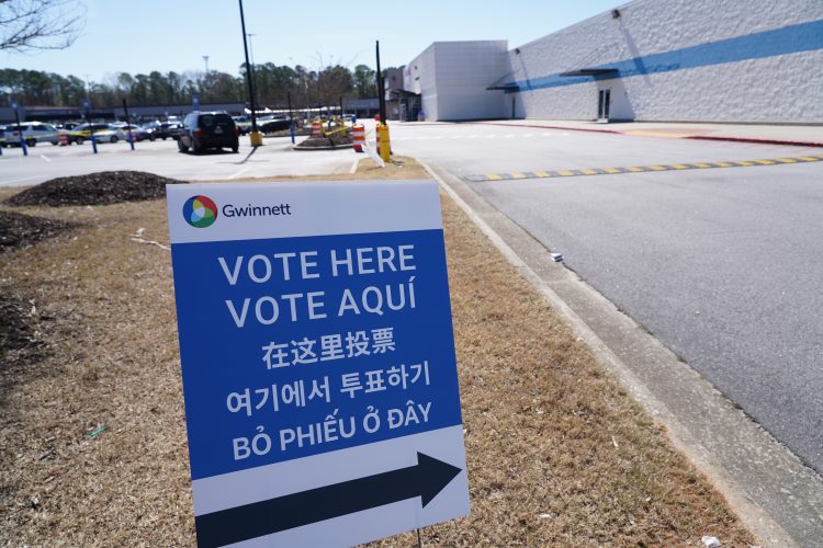 귀넷카운티 한 투표소 앞에 안내 푯말이 세워져 있다. 장채원 기자