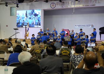 19일 열린 이승만 서거 60주년 추모예배에서 클레시스 합창단이 봉헌특송을 하고 있다.