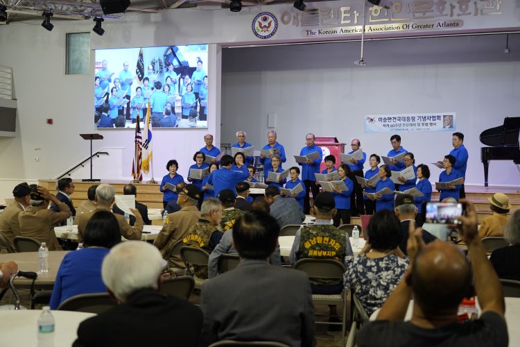 19일 열린 이승만 서거 60주년 추모예배에서 클레시스 합창단이 봉헌특송을 하고 있다.