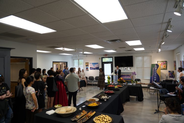 오프닝 리셉션을 찾은 관람객들에게 이병근 한인미술협회 회장이 감사의 인사를 전하고 있다.