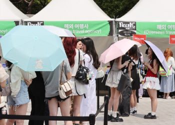 지난 6월 19일 서울 올림픽공원에서 열린 마이케이 페스타 케이팝 콘서트를 찾은 외국인들이 입장권을 받기 위해 줄을 서 있다. 연합뉴스
