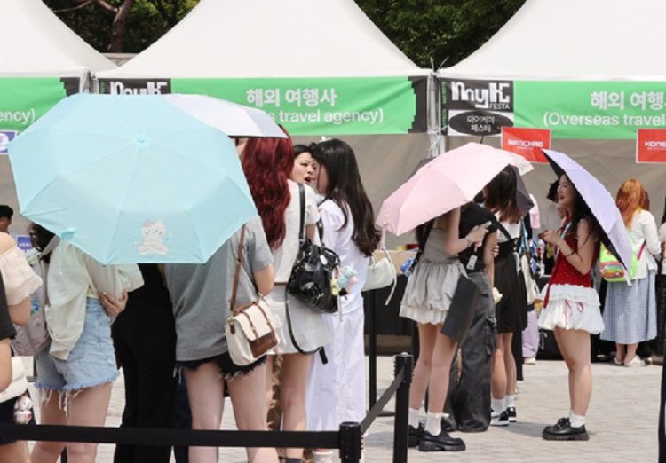 지난 6월 19일 서울 올림픽공원에서 열린 마이케이 페스타 케이팝 콘서트를 찾은 외국인들이 입장권을 받기 위해 줄을 서 있다. 연합뉴스