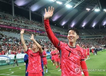 한국 축구 국가대표팀 주장 손흥민이 10일 서울월드컵경기장에서 열린 11회 연속 월드컵 본선 진출 축하 행사에서 관중들에게 인사를 하고 있다. [연합뉴스]
