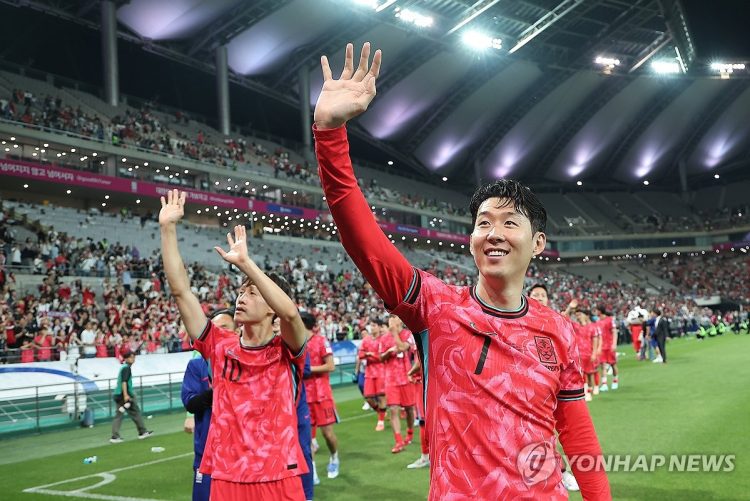 한국 축구 국가대표팀 주장 손흥민이 10일 서울월드컵경기장에서 열린 11회 연속 월드컵 본선 진출 축하 행사에서 관중들에게 인사를 하고 있다. [연합뉴스]