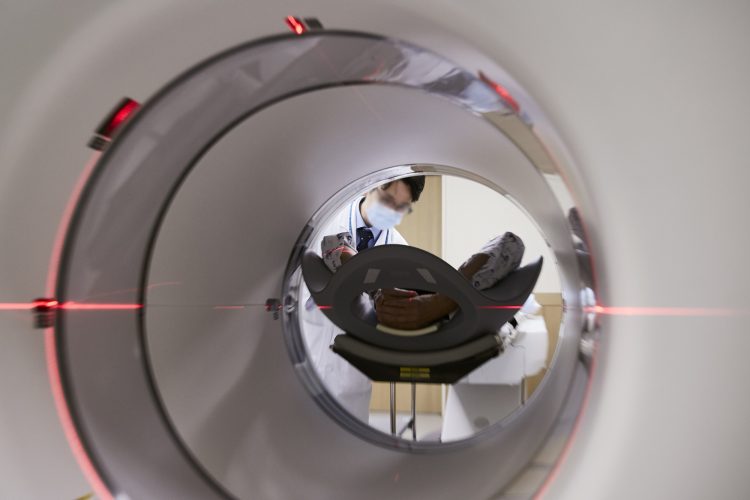 자기공명영상장치(MRI) 검사실 참고 사진. 중앙포토