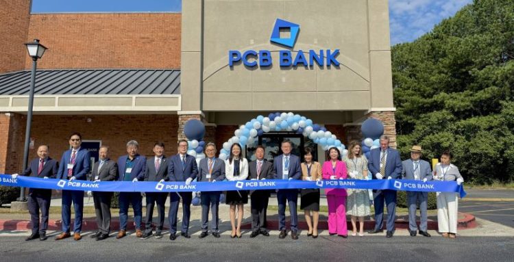 PCB은행 스와니지점 그랜드 오프닝 행사 커팅식. 이상영 이사장, 헨리 김 행장, 돈 리 이사, 정은정 스와니지점장, 유지형 조지아 본부장 등 은행 관계자들과 이경철 상의총연합회 명예회장, 한오동 애틀랜타 상의 회장, 썬 박 월드옥타 애틀랜타 지회장, 박은석 한인회장 등 애틀랜타 인사들이 참석했다. 윤지아 기자.