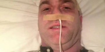 데니스 조셉 케리가 콧구멍에 아이폰 충전기를 꽂은 모습. [사진 더선 캡처]