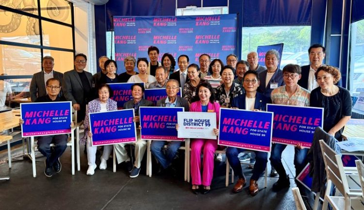 스와니 씨 사이드 오이스터 바에서 열린 후원 행사에서 미쉘 강 후보와 한인 지지자들이 한자리에 섰다. 윤지아 기자.