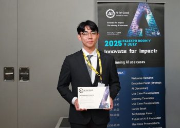 아이싸이랩의 변창현 대표가 ‘AI 포 굿 글로벌 서밋 2025’에서 수상기업 상패를 받고 포즈를 취했다.