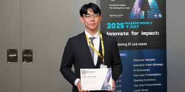 아이싸이랩의 변창현 대표가 ‘AI 포 굿 글로벌 서밋 2025’에서 수상기업 상패를 받고 포즈를 취했다.
