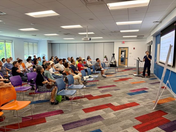 18일 둘루스 귀넷 카운티 도서관에서 열린 ‘알쓸신공’ 강좌에 참석한 한인들이 송희섭 목사의 여행담을 듣고 있다. 윤지아 기자.