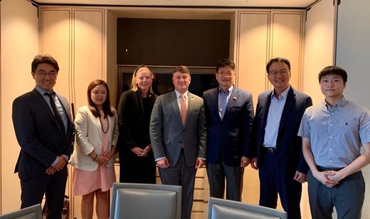 2022년 투자 관련 협약 논의차 만난 팻 윌슨 조지아 경제부장관(가운데)과 성일하이텍 관계자들. [조지아 주정부]