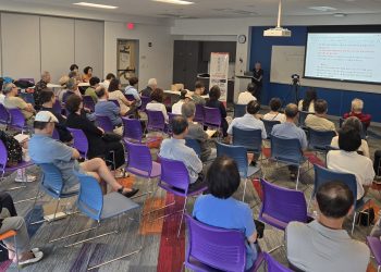 11일 귀넷 둘루스 도서관에서 열린 '알쓸신공' 강연에 많은 한인들이 참석, 경청하고 있다.