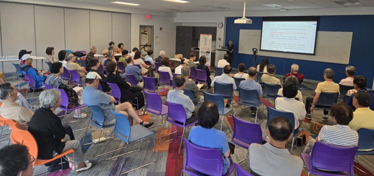 11일 귀넷 둘루스 도서관에서 열린 '알쓸신공' 강연에 많은 한인들이 참석, 경청하고 있다.