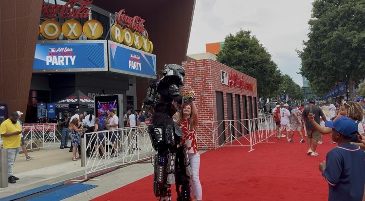 지난 15일 트루이스트 파크 내 레드카펫 행사를 위해 마련된 포토존에서 한 방문객이 기념사진을 찍고 있다.