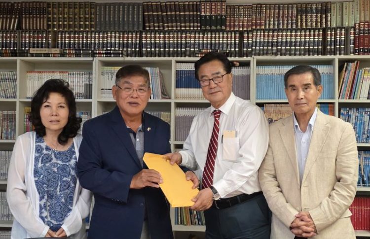 유진철 이사장(오른쪽 두 번째)이 김일홍 위원장에게 입후보 서류를 전달하고 있다.