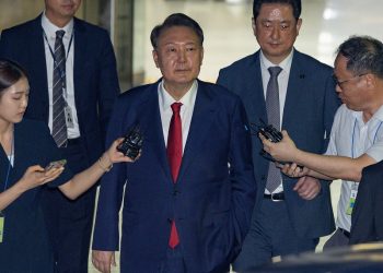 12·3 비상계엄과 관련해 특검의 수사를 받는 윤석열 전 대통령이 9일 서울 서초구 서울중앙지법에서 열린 영장실질심사가 끝난 뒤 법원을 떠나고 있다. [연합뉴스]