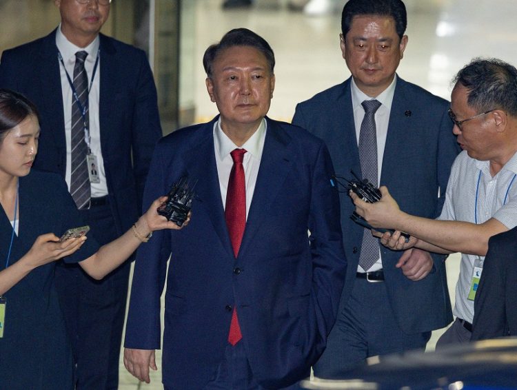12·3 비상계엄과 관련해 특검의 수사를 받는 윤석열 전 대통령이 9일 서울 서초구 서울중앙지법에서 열린 영장실질심사가 끝난 뒤 법원을 떠나고 있다. [연합뉴스]