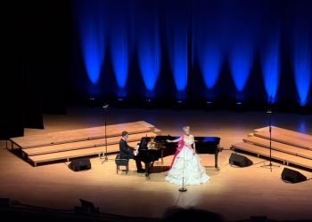 애틀랜타 심포니 오케스트라 홀 무대에 오른 조수미가 사랑의 아리아를 부르며 관객들을 사로잡고 있다. 윤지아 기자.