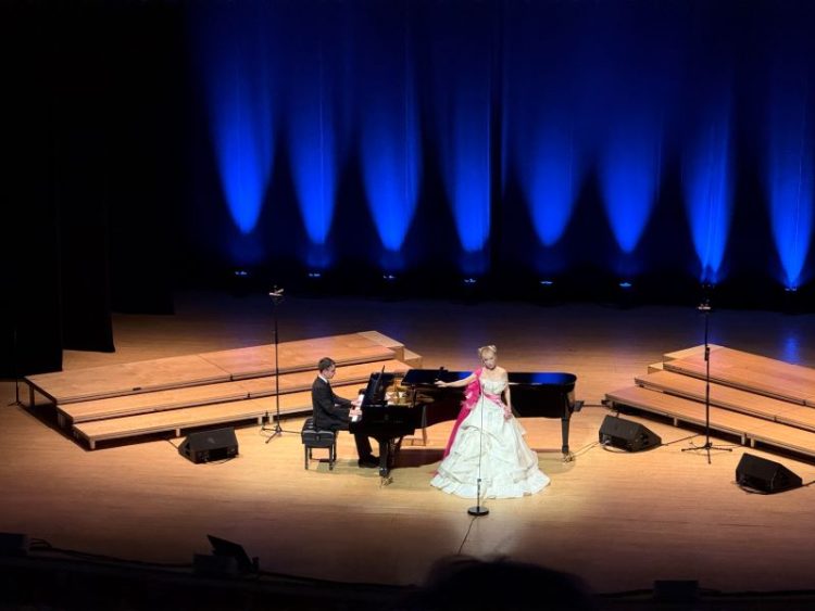 애틀랜타 심포니 오케스트라 홀 무대에 오른 조수미가 사랑의 아리아를 부르며 관객들을 사로잡고 있다. 윤지아 기자.