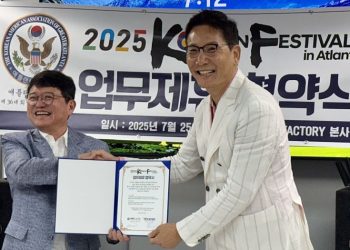 안순해 이사장(왼쪽)과 박은석 회장이 협약서에 사인 후 악수하고 있다. 윤지아 기자.