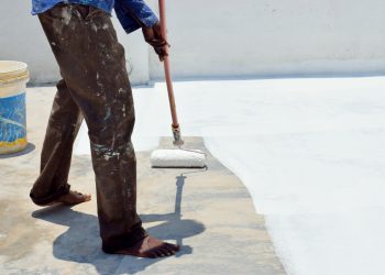 건물 옥상에 태양광 반사 페인트를 칠하고 있다. [ShutterStock]