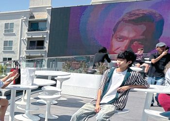 ‘테슬라 다이너’ 2층 테라스에서 바라본 대형 스크린. 이 스크린은 24시간 영화가 상영되는 구조로, 인근 아파트 주민들 사이에서는 조망권과 일조권 침해 논란이 제기되고 있다. 김상진 기자