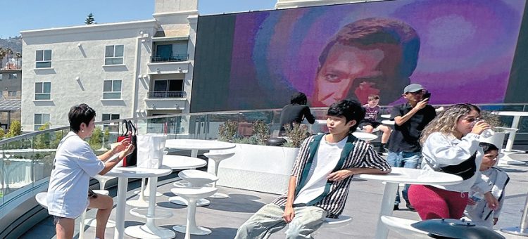 ‘테슬라 다이너’ 2층 테라스에서 바라본 대형 스크린. 이 스크린은 24시간 영화가 상영되는 구조로, 인근 아파트 주민들 사이에서는 조망권과 일조권 침해 논란이 제기되고 있다. 김상진 기자