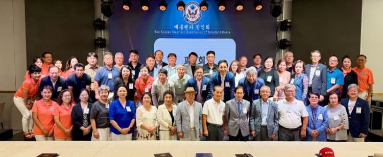 한인회 이사들과 집행부가 이사회 후 사진을 찍었다. 윤지아 기자.