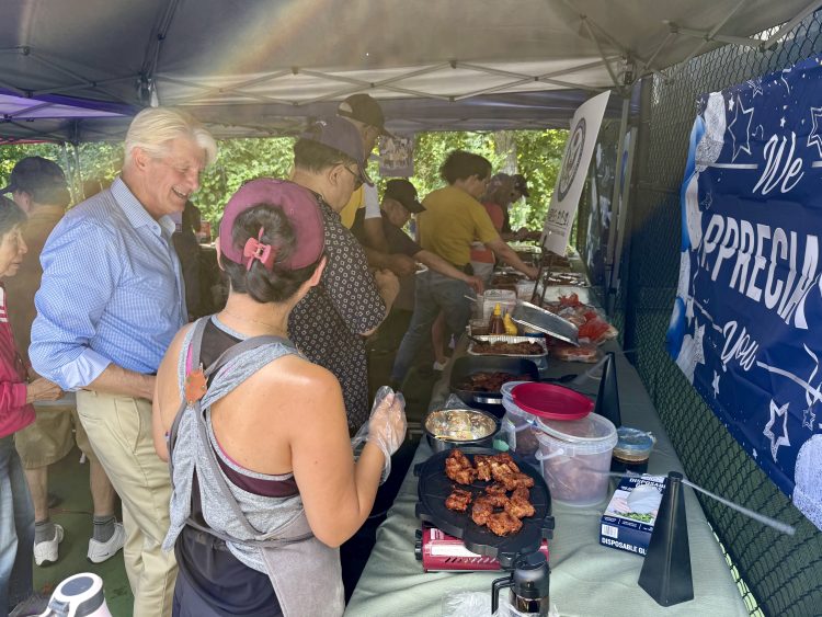 참석자들은 요리한 한식을 나눠먹었다. 윤지아 기자.
