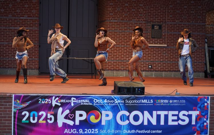 9일 열린 케이팝 경연대회에서 1위를 차지한 댄스 그룹 엘리트 아우라(Elite Aura).