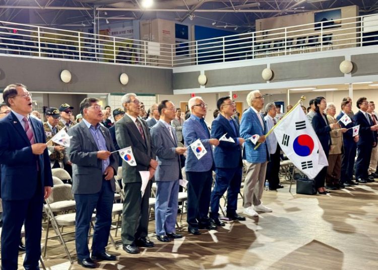 지난 2024년 8월 15일 한인회관에서 열린 광복절 기념식에서 원로들이 태극기를 흔들고 있다. 윤지아 기자.