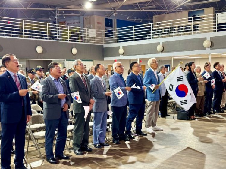 지난 2024년 8월 15일 한인회관에서 열린 광복절 기념식에서 원로들이 태극기를 흔들고 있다. 윤지아 기자.