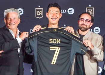 6일 BMO 스타디움에서 열린 손흥민 선수의 LAFC 입단식에서 손 선수와 구단 관계자들이 유니폼을 들고 포즈를 취하고 있다. 왼쪽 두 번째부터 베넷 로젠탈 공동 구단주, 손흥민 선수, 브렌든 백 공동 구단주, 존 소링턴 단장. 김상진 기자