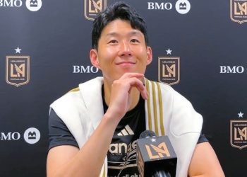 LAFC 손흥민 선수가 입단 후 메이저리그사커 첫 출전 경기에서 팀을 패배에서 구했다. 손흥민 선수가 경기 후 기자회견에서 본지 기자의 질문을 듣고 있다. 김경준 기자