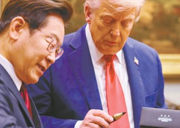 지난 25일 백악관에서 열린 한미 정상회담에서 도널드 트럼프 대통령이 이재명 대통령이 선물한 펜을 유심히 보고 있다. 김현동 기자.