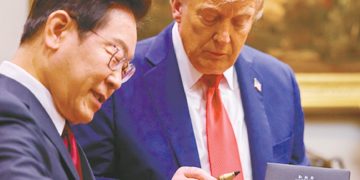 지난 25일 백악관에서 열린 한미 정상회담에서 도널드 트럼프 대통령이 이재명 대통령이 선물한 펜을 유심히 보고 있다. 김현동 기자.