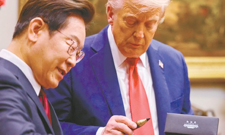 지난 25일 백악관에서 열린 한미 정상회담에서 도널드 트럼프 대통령이 이재명 대통령이 선물한 펜을 유심히 보고 있다. 김현동 기자.