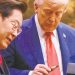 지난 25일 백악관에서 열린 한미 정상회담에서 도널드 트럼프 대통령이 이재명 대통령이 선물한 펜을 유심히 보고 있다. 김현동 기자.
