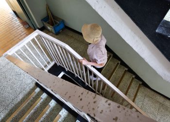 서울 양천구 목동의 한 노인이 목동 아파트 계단을 오르고 있다. 김종호 기자