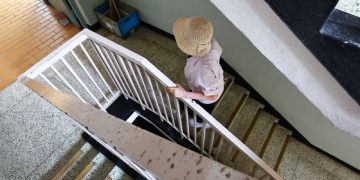 서울 양천구 목동의 한 노인이 목동 아파트 계단을 오르고 있다. 김종호 기자