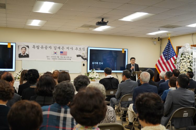 10일 아틀란타 연합장로교회 비전홀에서 열린 추모식에서 김상의 유족대표가 유족 인사를 낭독하고 있다.