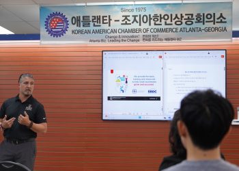 SBA 론 받는 요령을 설명하는 안두즈 디렉터. 장채원 기자