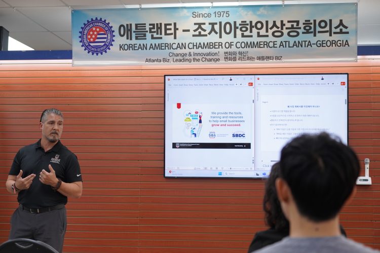 SBA 론 받는 요령을 설명하는 안두즈 디렉터. 장채원 기자