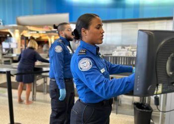 공항 보안검색대의 TSA 요원들. [TSA 페이스북 캡처]