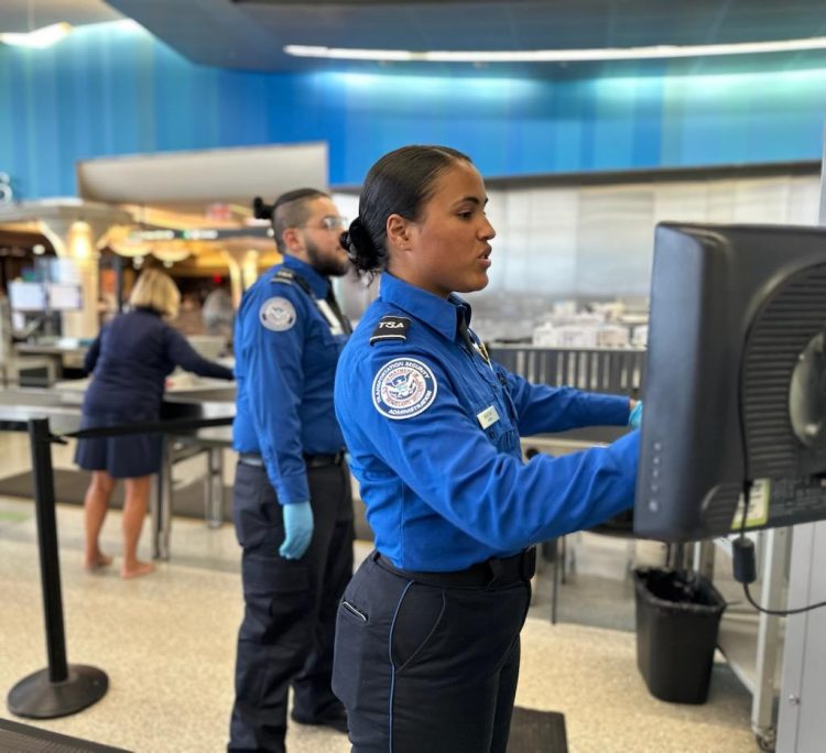 공항 보안검색대의 TSA 요원들. [TSA 페이스북 캡처]