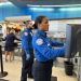 공항 보안검색대의 TSA 요원들. [TSA 페이스북 캡처]