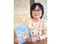 강화식 시인이 2025년 발간된 ‘글여울 문학(4호)’를 보여주고 있다.