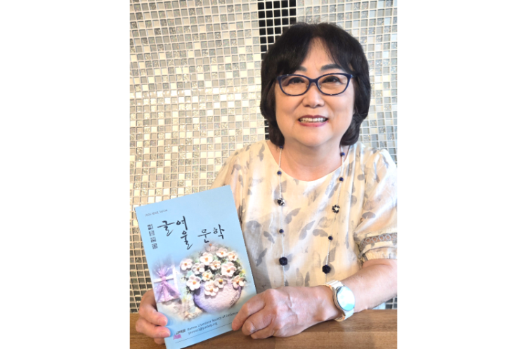 강화식 시인이 2025년 발간된 ‘글여울 문학(4호)’를 보여주고 있다.