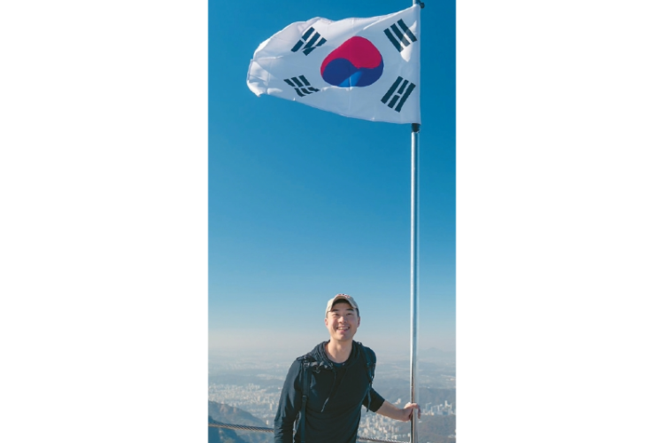 삼각산 정상에 선 타이거 조씨. [타이거 조 링크드 인 캡처]